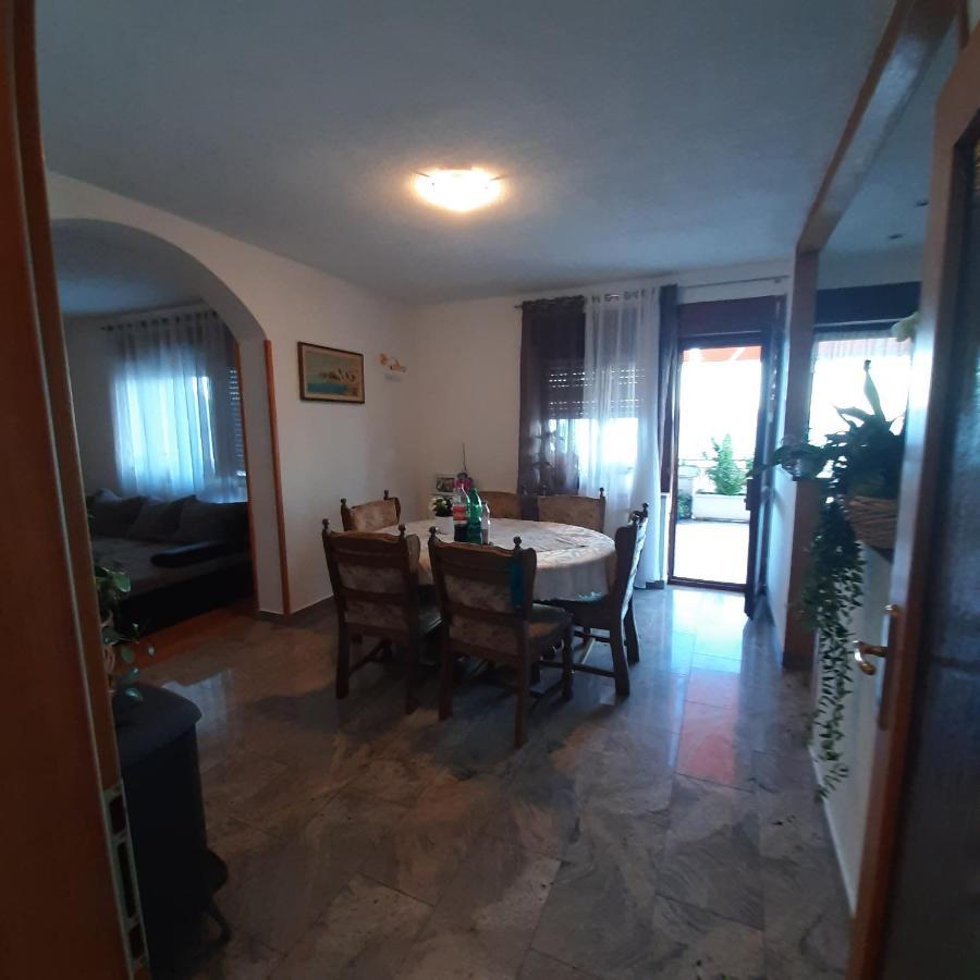 Apartman Nora 오미스 외부 사진