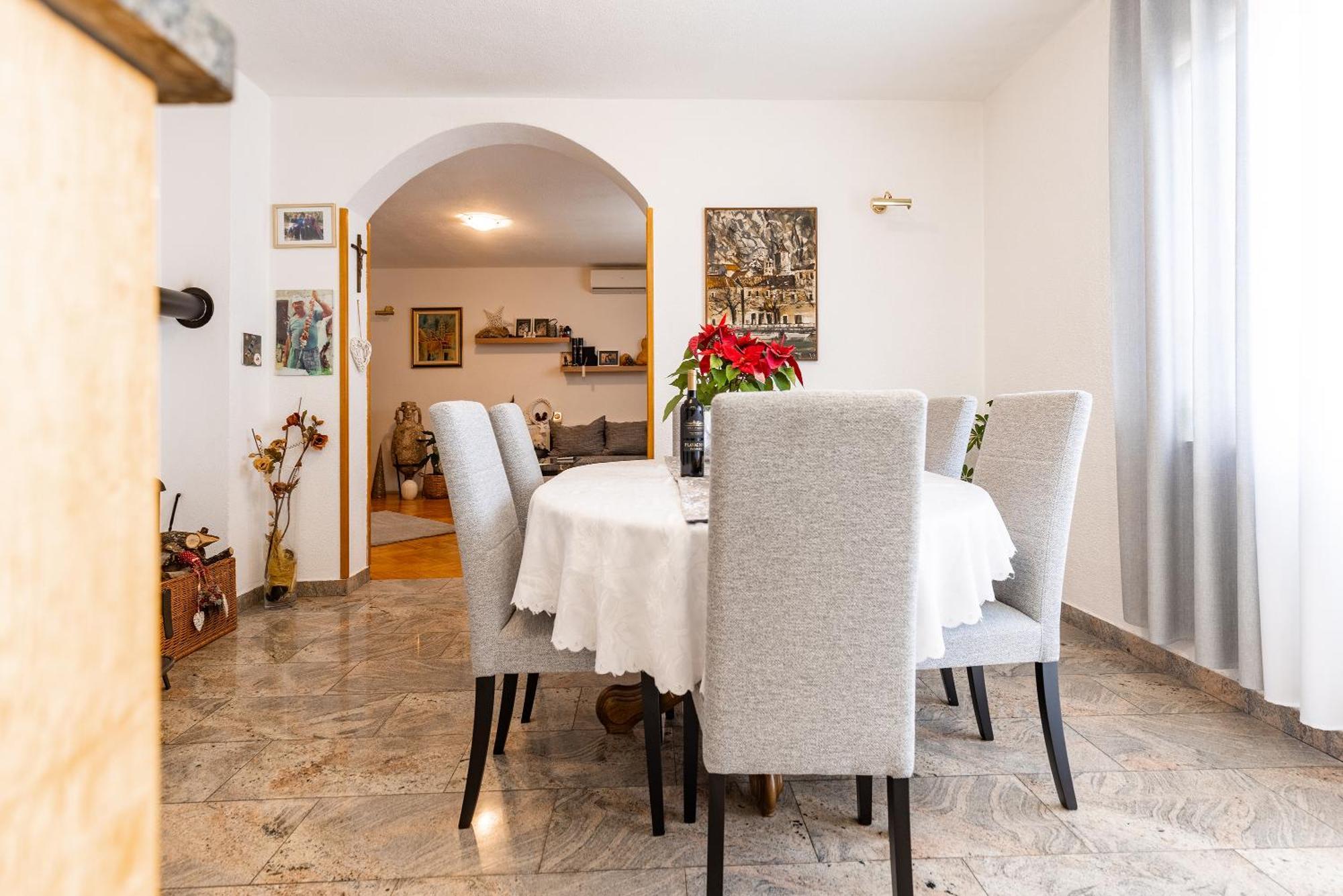 Apartman Nora 오미스 외부 사진