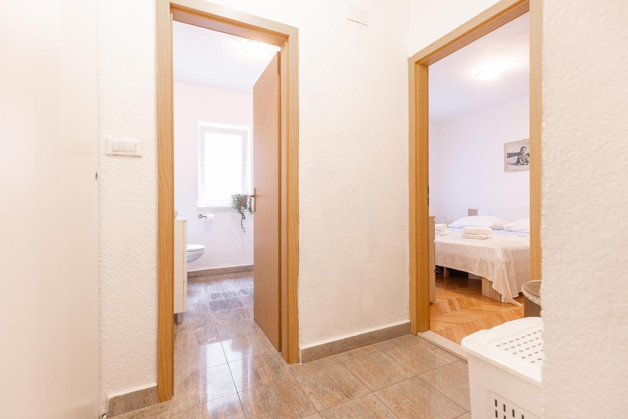 Apartman Nora 오미스 외부 사진