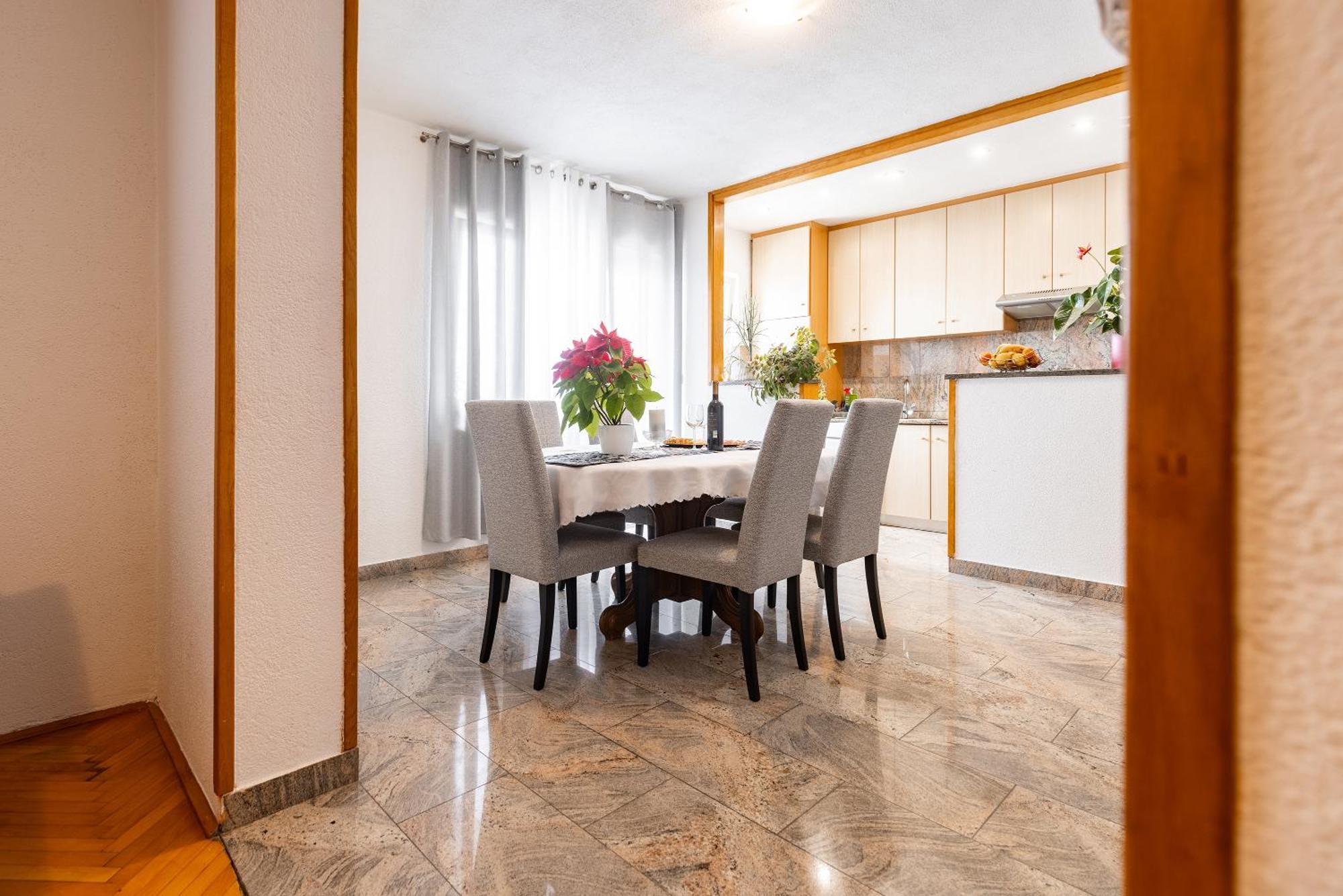 Apartman Nora 오미스 외부 사진