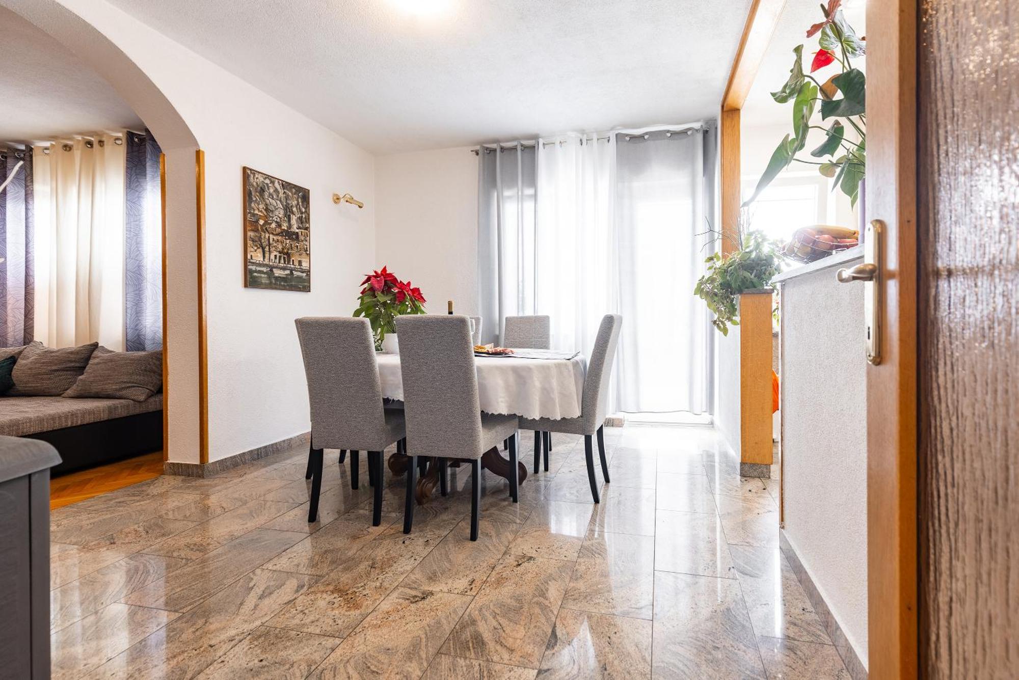 Apartman Nora 오미스 외부 사진