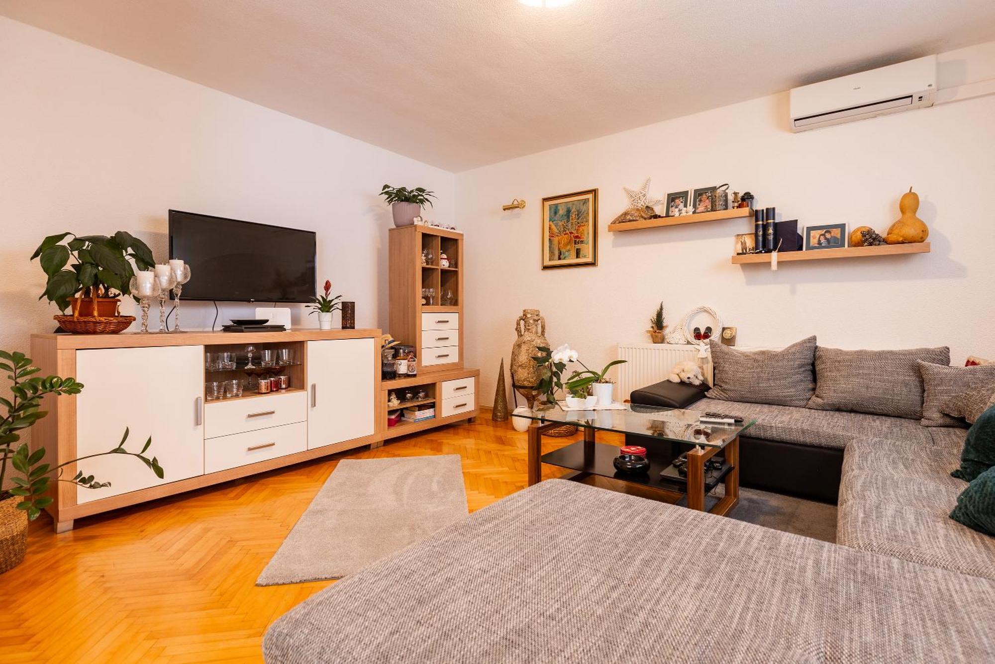 Apartman Nora 오미스 외부 사진
