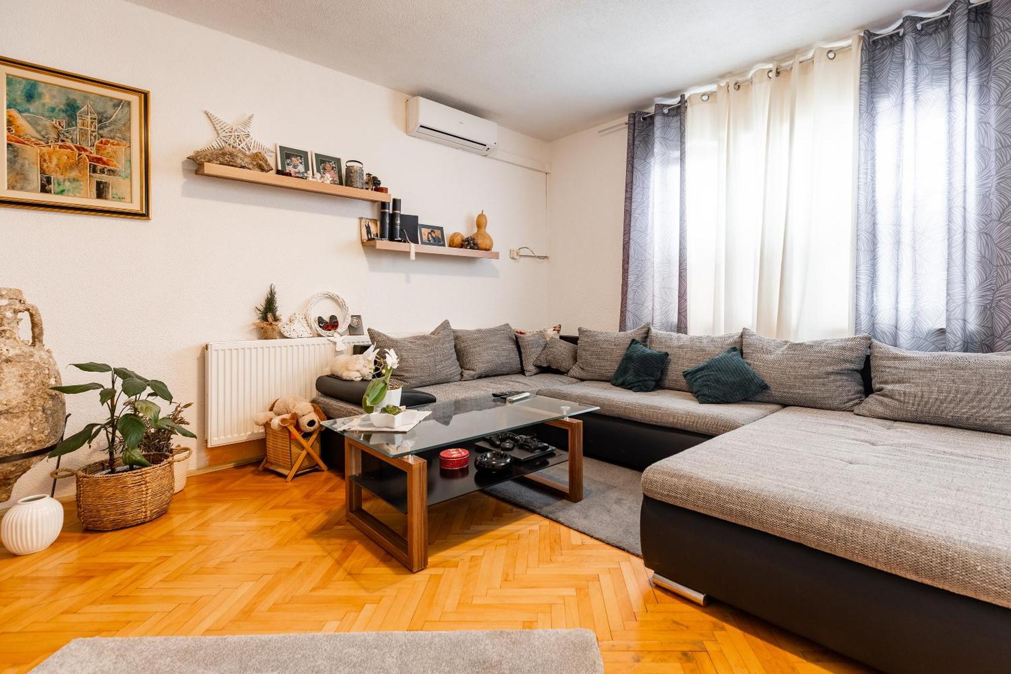 Apartman Nora 오미스 외부 사진